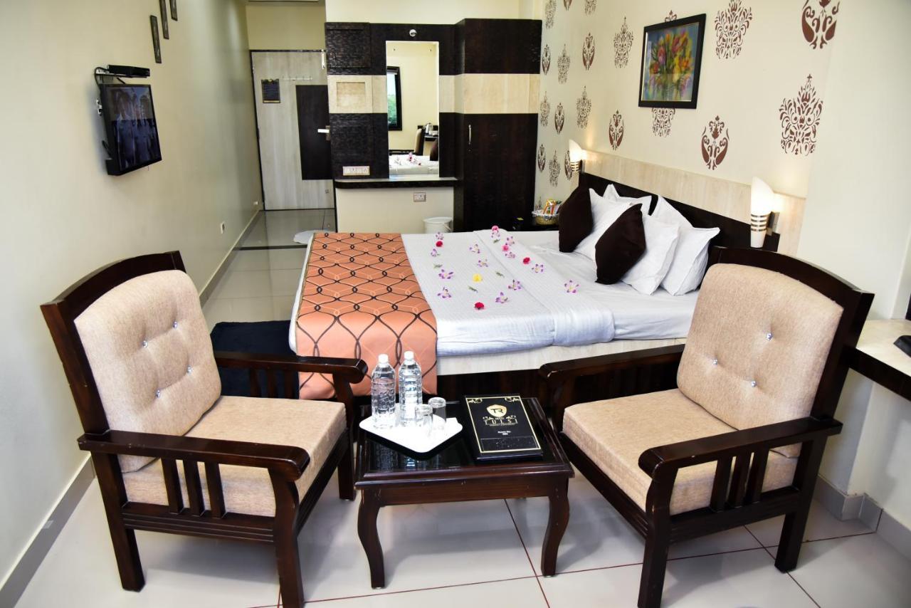 Hotel Tulsi Residency Bhuj Bagian luar foto